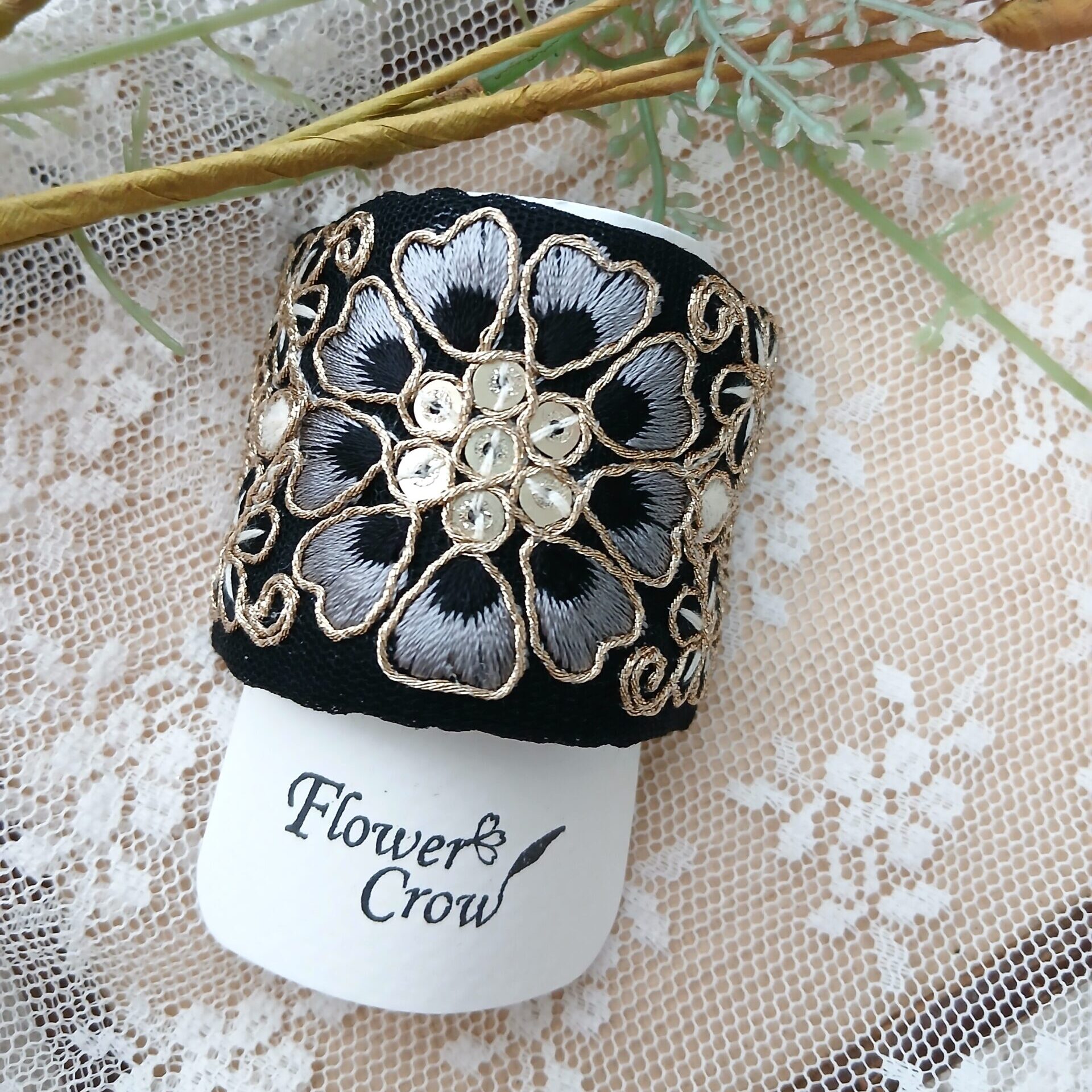 インド刺繍リボンを使ったモノトーンポニーフック – Flower Crow