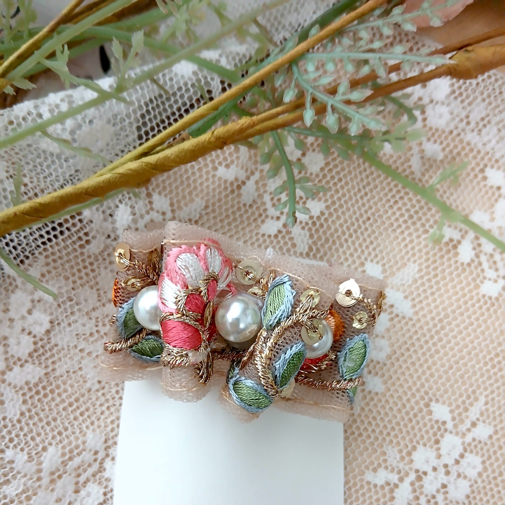 インド刺繍リボンを使った大人可愛いくるみボタンのヘアゴム(大
