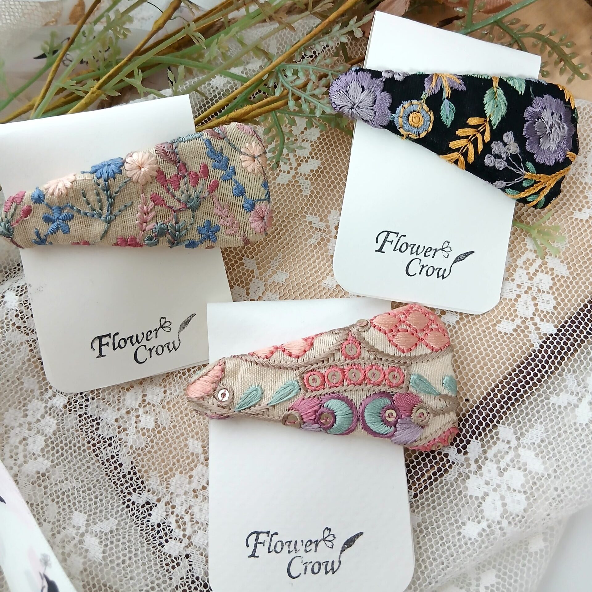 インド刺繍リボンを使った大人可愛いぱっちんピン（7cm三角） – Flower