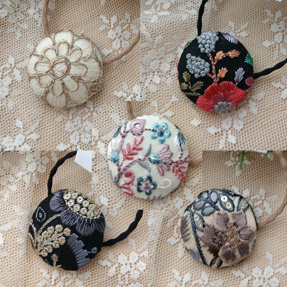 インド刺繍リボンを使ったモノトーンポニーフック – Flower Crow